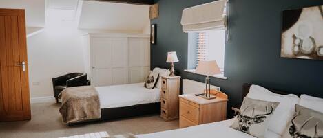 3 bedrooms, iron/ironing board, WiFi, bed sheets