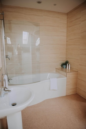 Bathroom - The Wild Woodpecker, Cobblestone Barn, Lancaster (Lancaster)