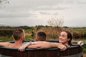 Outdoor spa tub - 1. The Owl's Look Out, Patty's Barn, Lancaster 4* (Lancaster)