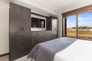 2 habitaciones, tabla de planchar con plancha y cuna de viaje 