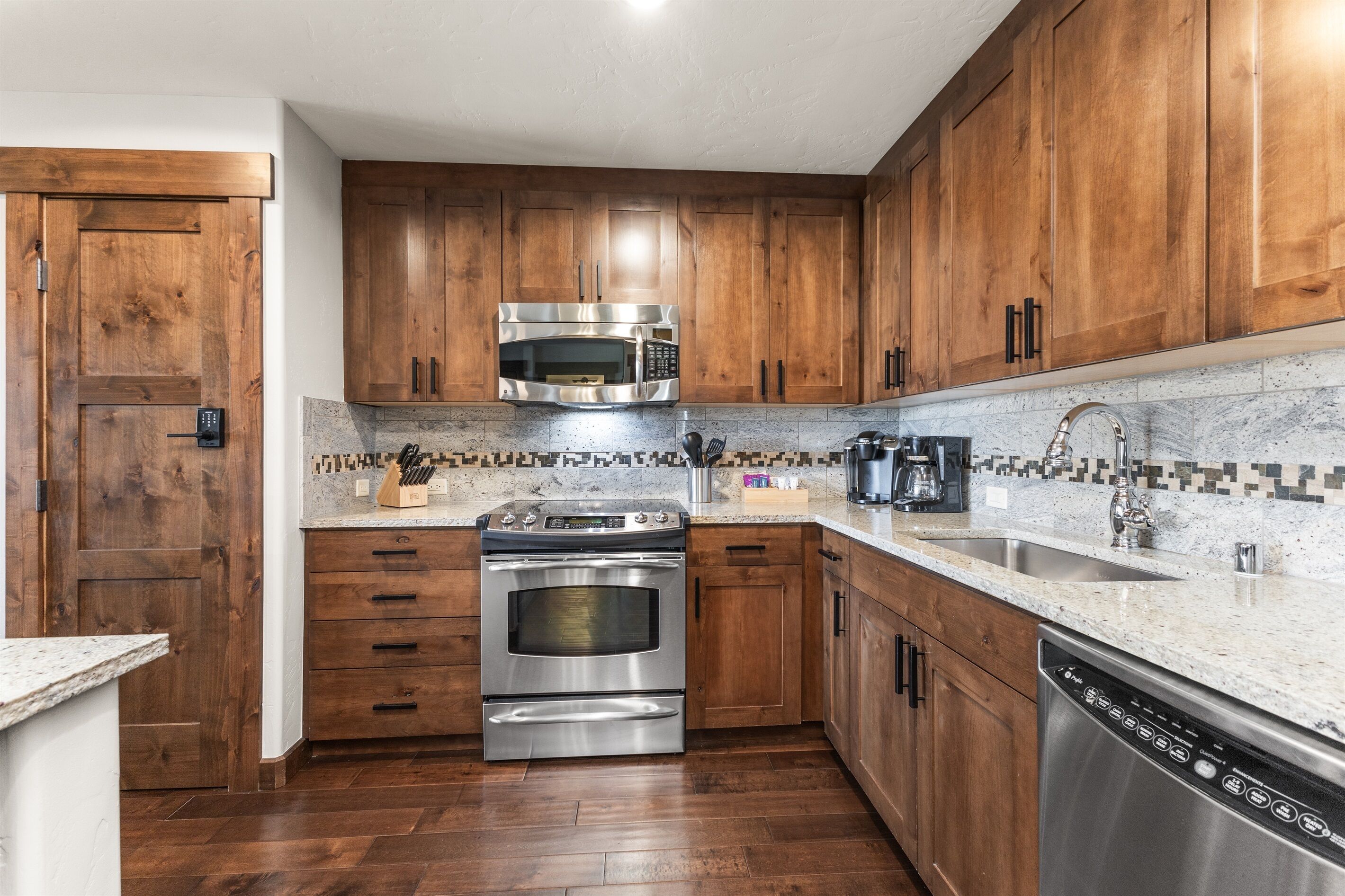 Frigorifero, microonde, forno, piano cottura