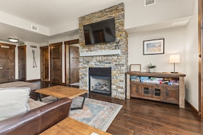 Smart TV, fireplace
