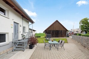 Outdoor dining - Apartment An der Kapf, 80 sqm, Garden and Balcony, Max. 4 Guests, 4 Stars - DTV Certified (Münsingen)