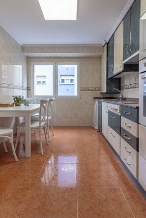 Private kitchen - AH El Rincón de la Calzada. VUT-5778-AS (Gijón)