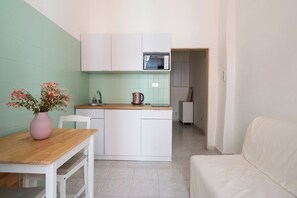 Apartment, 1 Bedroom | Private kitchen | Electric kettle