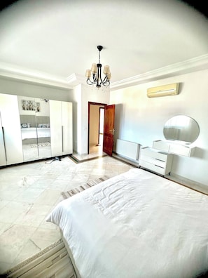 3 bedrooms, iron/ironing board, Internet, bed sheets