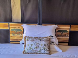 Phòng đơn, ban công, quang cảnh vườn | Két bảo mật tại phòng, bàn, khu vực làm việc phù hợp cho laptop 