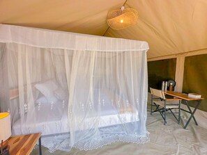 Phòng đơn, ban công, quang cảnh vườn | Két bảo mật tại phòng, bàn, khu vực làm việc phù hợp cho laptop 