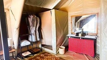 Single Room, Balcony, Garden View | Bathroom | Shower, free toiletries, slippers, towels