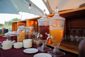 بوفيه فطور مجانًا يوميًا