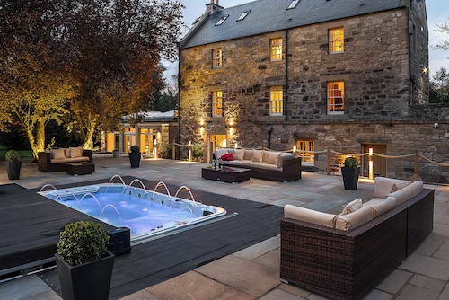 Luxury Scottish 5 Bedroom Rental near Edinburgh with Hot Tub & Sauna