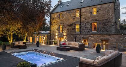 Luxury Scottish 5 Bedroom Home near Edinburgh with Hot Tub & Sauna