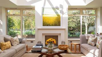 Smart-TV, Kamin, Stereoanlage, Drucker