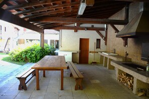 تناول الطعام بالخارج