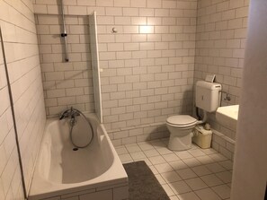 Shower, towels - Studio with Shared Pool, 1 Room (Reiningue)