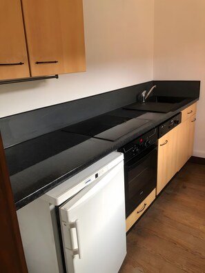 ثلاجة، ميكروويف، فرن، موقد طهي مسطح