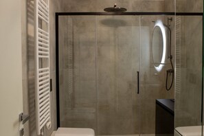 Douche, articles de toilette gratuits, sèche-cheveux, chaussons