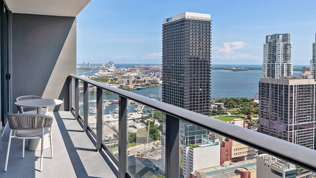 A balcony with a view of a cityscape and a body of water. - Luxury Corner 2bdcity & Bay Viewsamazing Sunsets (Miami)
