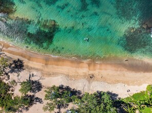 Nära stranden, solstolar och strandhanddukar