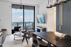 Apartamento, 3 quartos, acessível, sacada | Sala de jantar