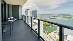 Ein Balkon mit Blick auf einen Fluss, Gebäude und eine Brücke.