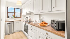 Coffee/tea maker, fridge, microwave, oven - 17 Clifden Court getaway with free parking (Clifden)