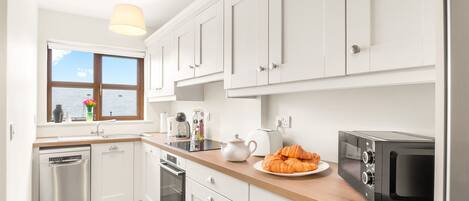 Refrigerador, microondas, horno y lavavajillas