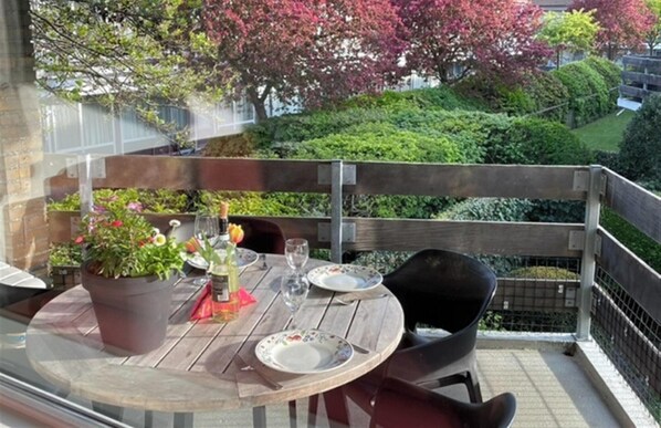 Outdoor dining - 3 bedroom accommodation in Westkapelle (Westkapelle)