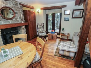 Living area - Bradshaw House (Hope Valley)