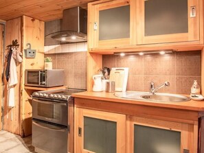 Kühlschrank, Geschirrspüler, Wasserkocher mit Kaffee-/Teezubehör