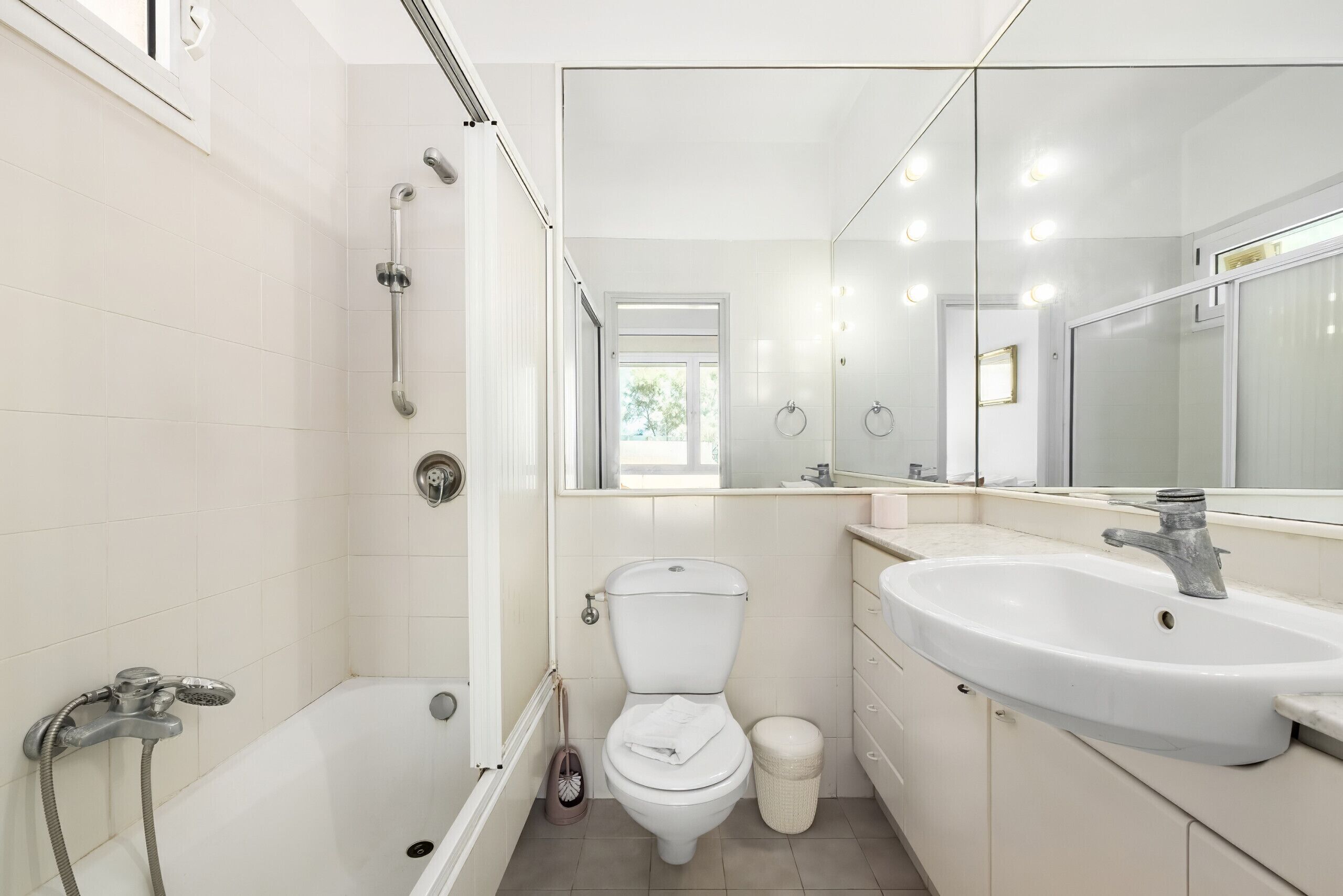 Une salle de bain moderne avec une baignoire, des toilettes et un lavabo.