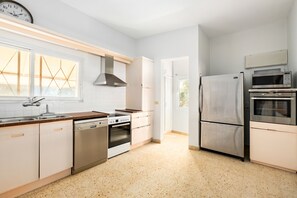 Jääkaappi, mikroaaltouuni, uuni, astianpesukone