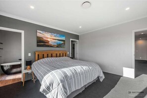 3 bedrooms, iron/ironing board, WiFi, bed sheets - Raptors Haven - Kinloch (Kinloch)