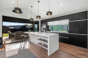 Réfrigérateur, four à micro-ondes, un four, surface de cuisson
