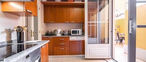 Køleskab, mikrobølgeovn, ovn, kogeplade