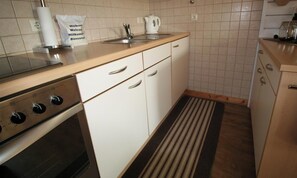 Kühlschrank, Ofen, Herdplatte, Wasserkocher mit Kaffee-/Teezubehör