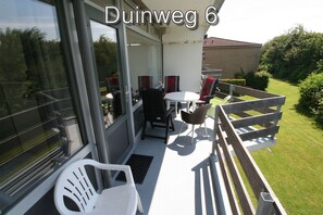 Outdoor dining - 3 bedroom accommodation in Westkapelle (Westkapelle)
