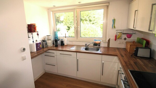 Fridge, microwave, oven, stovetop - 4 bedroom accommodation in Westkapelle (Westkapelle)