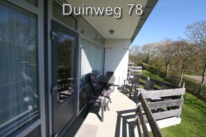 Outdoor dining - 3 bedroom accommodation in Westkapelle (Westkapelle)