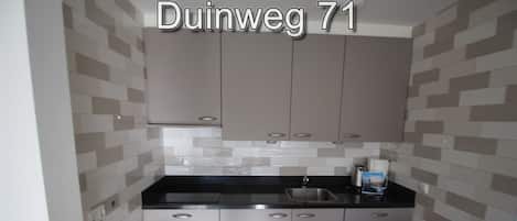 Een koelkast, een kookplaat, een vaatwasser