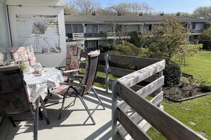 Outdoor dining - 2 bedroom accommodation in Westkapelle (Westkapelle)