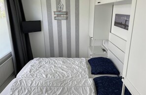 2 bedrooms, travel crib, free WiFi