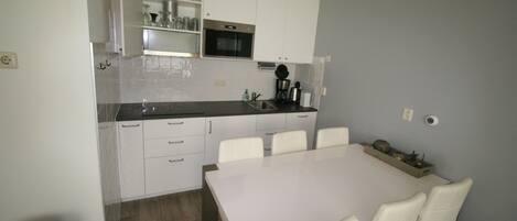 Fridge, stovetop, dishwasher, coffee/tea maker