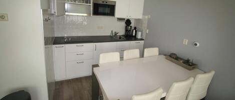 Geladeira, cooktop, lava-louças, cafeteira/chaleira