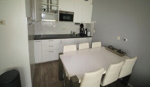 Refrigerador, microondas, placa de cocina, lavavajillas