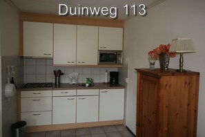 Fridge, stovetop, coffee/tea maker, electric kettle - 2 bedroom accommodation in Westkapelle (Westkapelle)
