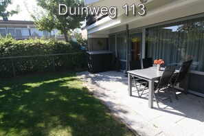 Outdoor dining - 2 bedroom accommodation in Westkapelle (Westkapelle)