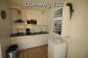 Réfrigérateur, plaque de cuisson, lave-vaisselle, cafetiÚre/bouilloire