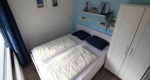 2 bedrooms, travel crib, free WiFi