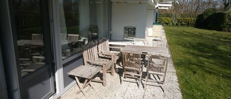 تناول الطعام بالخارج